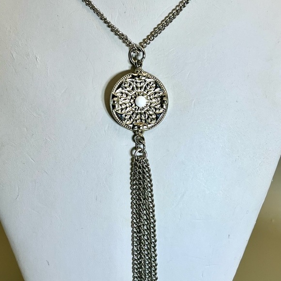 Jewelry - Elegant Silver Tassel Pendant Necklace